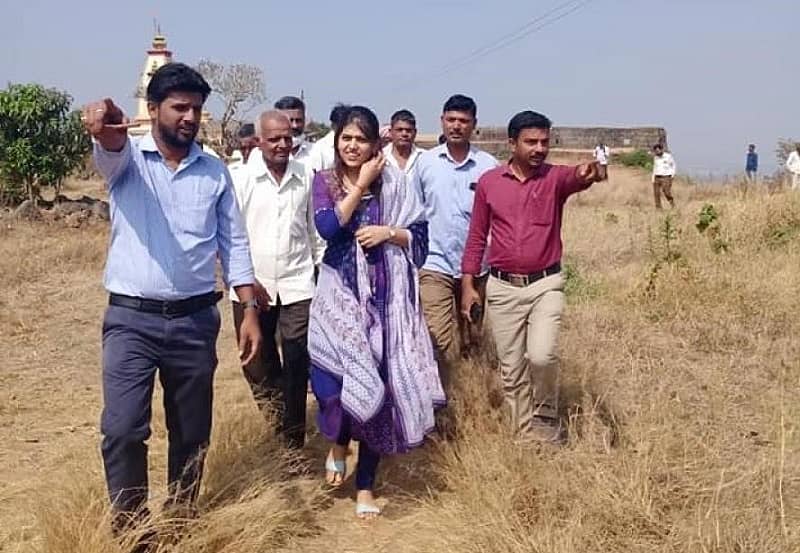 ಬೆಳಗಾವಿ ತಾಲ್ಲೂಕಿನ ರಾಜಹಂಸಗಡಕ್ಕೆ ಭೇಟಿ ನೀಡಿದ್ದ ಶ್ರದ್ಧಾ ಶೆಟ್ಟರ್ ಸ್ಥಳೀಯರಿಂದ ಮಾಹಿತಿ ಪಡೆದರು