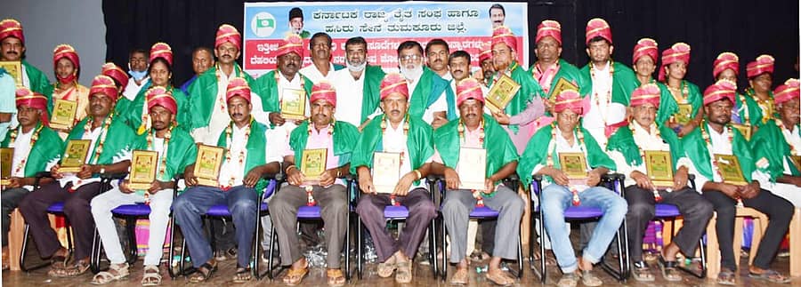 ತುಮಕೂರಿನಲ್ಲಿ ಗ್ರಾಮ ಪಂಚಾಯಿತಿಗೆ ಆಯ್ಕೆಯಾಗಿರುವ ರೈತ ಸಂಘದ ಬೆಂಬಲಿತ ಸದಸ್ಯರನ್ನು ಸನ್ಮಾನಿಸಲಾಯಿತು