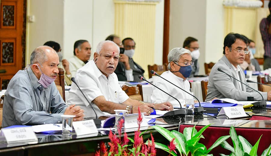 ಸಭೆಯಲ್ಲಿ ಮುಖ್ಯ ಕಾರ್ಯದರ್ಶಿ ಪಿ. ರವಿಕುಮಾರ್, ಮುಖ್ಯಮಂತ್ರಿ ಬಿ.ಎಸ್. ಯಡಿಯೂರಪ್ಪ, ಉಪ ಮುಖ್ಯಮಂತ್ರಿಗಳಾದ ಗೋವಿಂದ ಕಾರಜೋಳ, ಡಾ. ಸಿ.ಎನ್. ಅಶ್ವತ್ಥನಾರಾಯಣ ಇದ್ದರು ಪ್ರಜಾವಾಣಿ ಚಿತ್ರ