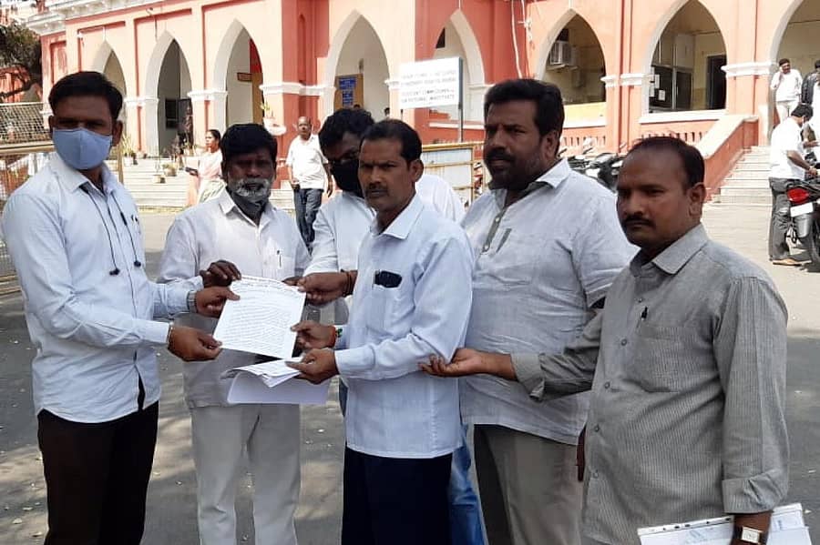 ರಾಯಚೂರಿನಲ್ಲಿ ರಾಷ್ಟ್ರೀಯ ಸಫಾಯಿ ಮಜ್ದೂರ್ ಕಾಂಗ್ರೆಸ್ ಜಿಲ್ಲಾ ಘಟಕದ ಪದಾಧಿಕಾರಿಗಳು ಜಿಲ್ಲಾಡಳಿತದ ಮೂಲಕ ಮುಖ್ಯಮಂತ್ರಿಗೆ ಗುರುವಾರ ಮನವಿ ಸಲ್ಲಿಸಿದರು