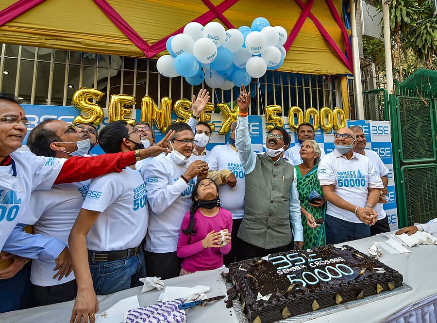 ಸೆನ್ಸೆಕ್ಸ್ 50 ಸಾವಿರದ ಗಡಿ ದಾಟಿದ ಸಂಭ್ರಮದಲ್ಲಿ ಮುಂಬೈ ಷೇರುಪೇಟೆಯ ವ್ಯವಸ್ಥಾಪಕ ನಿರ್ದೇಶಕ ಆಶಿಶ್ ಕುಮಾರ್ ಚೌಹಾಣ್, ಶಿವ ಸೇನಾ ನಾಯಕ ಅರವಿಂದ ಸಾವಂತ್ ಹಾಗೂ ಷೇರುಪೇಟೆಯ ಅಧಿಕಾರಿಗಳು –ಪಿಟಿಐ ಚಿತ್ರ