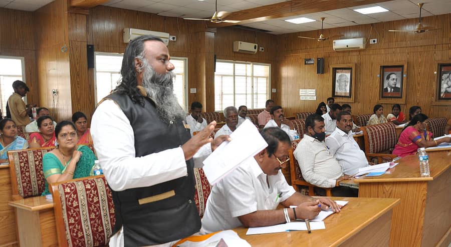 ಸಭೆಯಲ್ಲಿ ಸದಸ್ಯ ರಾಘವೇಂದ್ರ ಅವರು ಮಾತನಾಡಿದರು