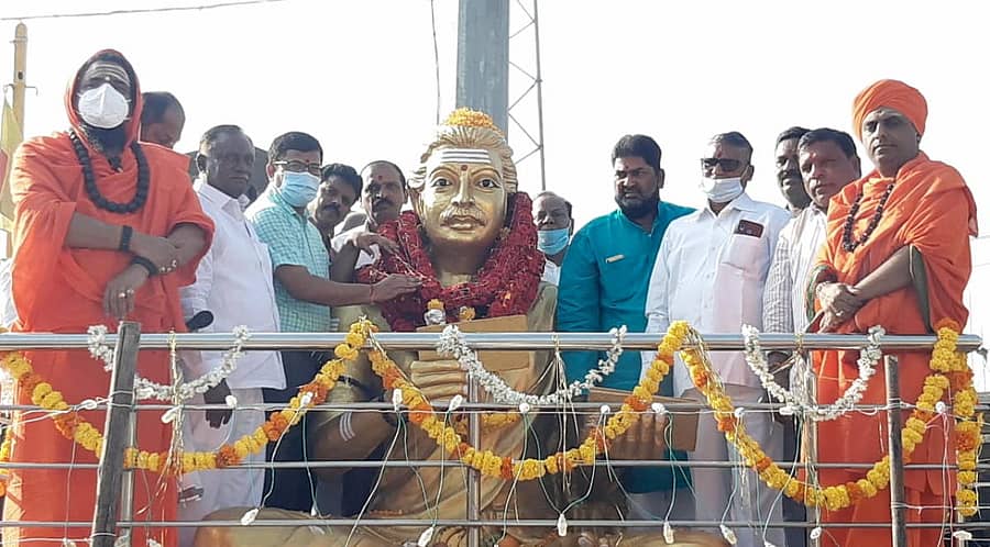 ರಾಯಚೂರಿನಲ್ಲಿ ನಿಜಶರಣ ಅಂಬಿಗರ ಚೌಡಯ್ಯನವರ ಜಯಂತಿ ನಿಮಿತ್ತ ಗುರುವಾರ ಅವರ ಪುತ್ಥಳಿಗೆ ಅಧಿಕಾರಿಗಳು ಮತ್ತು ಸ್ವಾಮೀಜಿಗಳು ಮಾಲಾರ್ಪಣೆ ಮಾಡಿ ಗೌರವ ಸಲ್ಲಿಸಿದರು