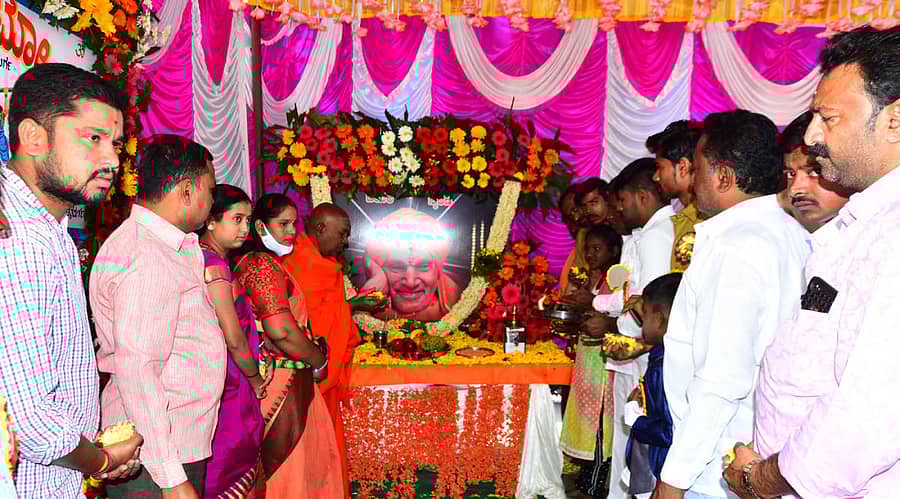 ತ್ರಿವಿಧ ದಾಸೋಹಿ ತುಮಕೂರಿನ ಸಿದ್ಧಗಂಗಾ ಮಠದ ಶಿವಕುಮಾರ ಶ್ರೀ ಅವರ ಪುಣ್ಯಸ್ಮರಣೆಯನ್ನು ಗುರುವಾರ ಚಿತ್ರದುರ್ಗದ ಕೋಟೆ ಮುಂಭಾಗ ಭಕ್ತರು ಶ್ರದ್ಧಾಭಕ್ತಿಯಿಂದ ಆಚರಿಸಿದರು. ಶಿವಲಿಂಗಾನಂದ ಸ್ವಾಮೀಜಿ ಶ್ರೀಗಳ ಭಾವಚಿತ್ರಕ್ಕೆ ಪುಷ್ಪನಮನ ಸಲ್ಲಿಸಿದರು.