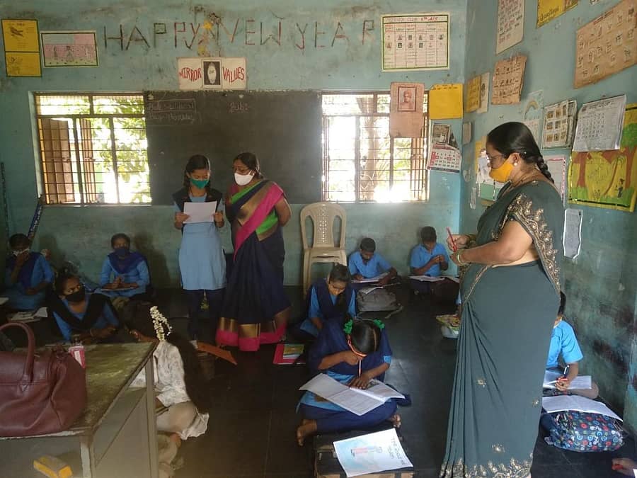 ಕ್ಷೇತ್ರ ಶಿಕ್ಷಣಾಧಿಕಾರಿ ಪಿ. ಸುನಂದಾ ಅವರು ಗುರುವಾರ ಹೊಸಪೇಟೆಯ ವಿನೋಬಾ ಭಾವೆ ಸರ್ಕಾರಿ ಹಿರಿಯ ಪ್ರಾಥಮಿಕ ಶಾಲೆಗೆ ಭೇಟಿ ನೀಡಿ ಪರಿಶೀಲನೆ ನಡೆಸಿದರು. ಮುಖ್ಯಶಿಕ್ಷಕಿ ರತ್ನಮ್ಮ ಇದ್ದಾರೆ