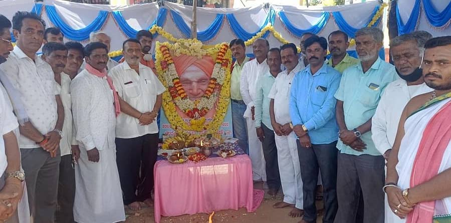 ರಾಮನಗರದ ಹಳೇ ಬಸ್ ನಿಲ್ದಾಣದಲ್ಲಿ ವೀರಶೈವ ಮುಖಂಡರು ಶಿವಕುಮಾರ ಶ್ರೀಗಳ ಭಾವಚಿತ್ರಕ್ಕೆ ನಮನ ಸಲ್ಲಿಸಿದರು