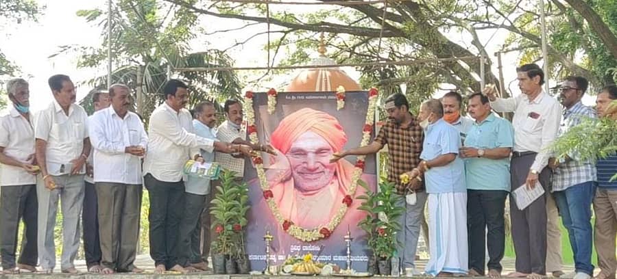 ಕೋಲಾರದಲ್ಲಿ ಗುರುವಾರ ನಡೆದ ಶಿವಕುಮಾರ ಸ್ವಾಮೀಜಿ ಪುಣ್ಯಸ್ಮರಣೆ ಕಾರ್ಯಕ್ರಮದಲ್ಲಿ ವಿವಿಧ ಸಂಘಟನೆಗಳ ಸದಸ್ಯರು ಶ್ರೀಗಳ ಭಾವಚಿತ್ರಕ್ಕೆ ಪುಷ್ಪನಮನ ಸಲ್ಲಿಸಿದರು.