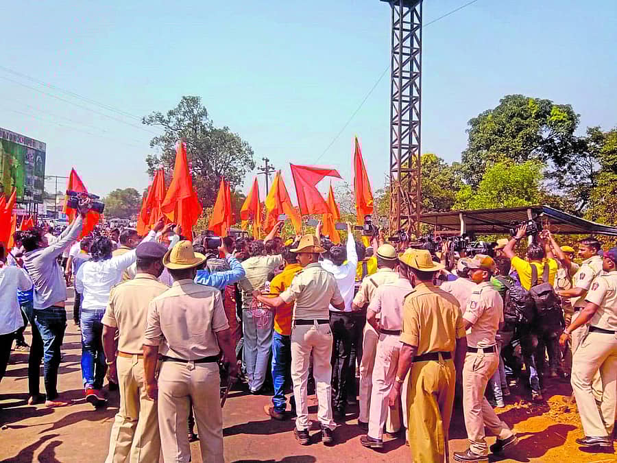 ಬೆಳಗಾವಿಯ ಗಡಿ ಪ್ರವೇಶಿಸಲು ಗುರುವಾರ ಯತ್ನಿಸಿದ ಶಿವಸೇನಾ ಕಾರ್ಯಕರ್ತರನ್ನು ಶಿನ್ನೋಳಿ ಬಳಿ ಪೊಲೀಸರು ತಡೆದರು