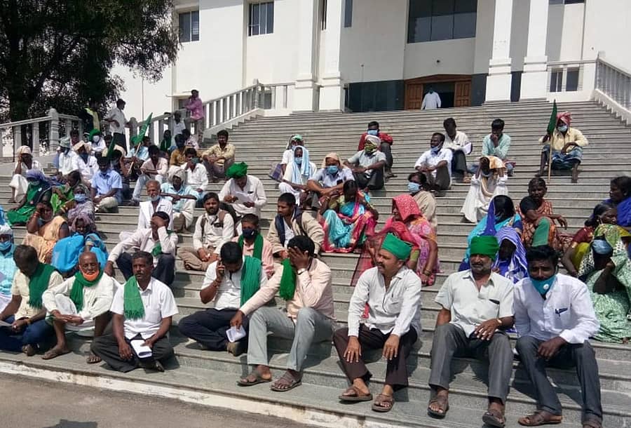 ಮುಳಬಾಗಿಲು ತಾಲ್ಲೂಕಿನ ಬೈರಕೂರು ಗ್ರಾ.ಪಂ ಕಸ ವಿಲೇವಾರಿಗೆ ಇರಗಮುತ್ತನಹಳ್ಳಿ ಹಾಗೂ ಕೋನಕುಂಟೆ ಗ್ರಾಮದ ಮಧ್ಯೆ ಜಾಗ ಗುರುತಿಸಿರುವುದನ್ನು ವಿರೋಧಿಸಿ ರಾಜ್ಯ ರೈತ ಸಂಘ ಮತ್ತು ಹಸಿರು ಸೇನೆ ಸದಸ್ಯರು ಕೋಲಾರದಲ್ಲಿ ಗುರುವಾರ ಜಿಲ್ಲಾಧಿಕಾರಿ ಕಚೇರಿ ಎದುರು ಪ್ರತಿಭಟನೆ ಮಾಡಿದರು.