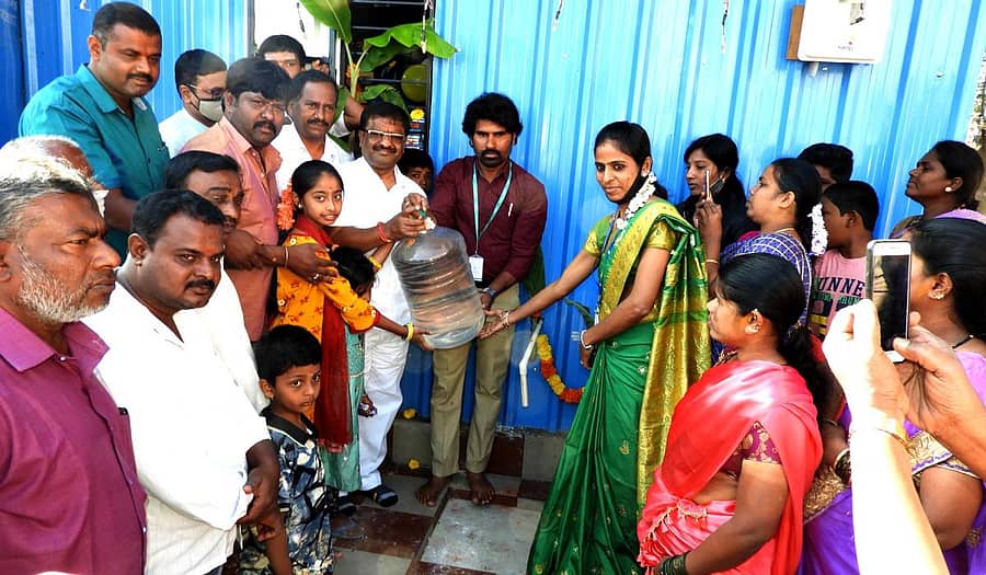 ವಿಜಯಪುರದ 15 ನೇ ವಾರ್ಡಿನಲ್ಲಿ ಧರ್ಮಸ್ಥಳ ಗ್ರಾಮಾಭಿವೃದ್ಧಿ ಯೋಜನೆಯ ವತಿಯಿಂದ ನಿರ್ಮಾಣ ಮಾಡಿರುವ ಶುದ್ಧಕುಡಿಯುವ ನೀರಿನ ಘಟಕವನ್ನು ಶಾಸಕ ನಿಸರ್ಗ ನಾರಾಯಣಸ್ವಾಮಿ ಉದ್ಘಾಟನೆ ಮಾಡಿದರು