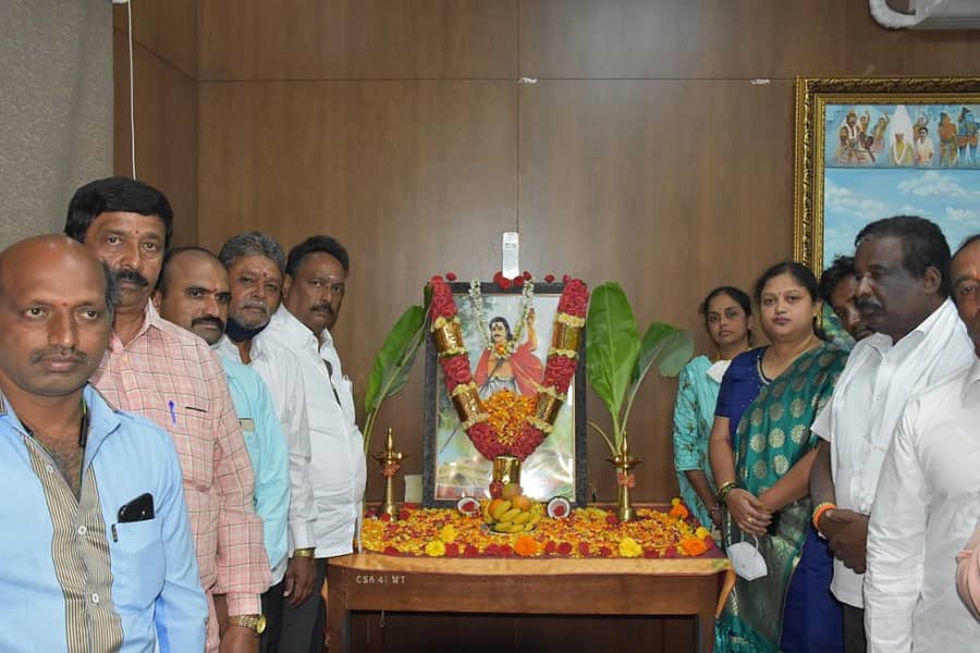 ಚಿಕ್ಕಬಳ್ಳಾಪುರದಲ್ಲಿ ಅಂಬಿಗರ ಚೌಡಯ್ಯ ಜಯಂತಿಯಲ್ಲಿ ಭಾಗವಹಿಸಿದ್ದ ಅಧಿಕಾರಿಗಳು ಮತ್ತು ಮುಖಂಡರು