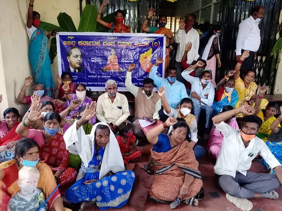 ಕೆ.ಆರ್.ಪುರ ತಾಲ್ಲೂಕು ಕಚೇರಿ ಎದುರು ಪ್ರತಿಭಟನೆ ನಡೆಸಿದ ನಿರಾಶ್ರಿತರು