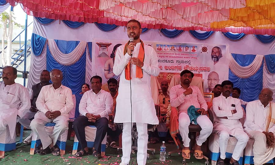 ಗುರುಮಠಕಲ್ ತಾಲುಕಿನ ಕಂದಕೂರ ಗ್ರಾಮದಲ್ಲಿ ಅಂಬಿಗರ ಚೌಡಯ್ಯ ಜಯಂತಿ ಹಾಗೂ ಮೂರ್ತಿ ಪ್ರತಿಷ್ಠಾಪನೆ ಕಾರ್ಯಕ್ರಮದಲ್ಲಿ ಜೆಡಿಎಸ್ ಮುಖಂಡ ಶರಣಗೌಡ ಕಂದಕೂರ ಮಾತನಾಡಿದರು