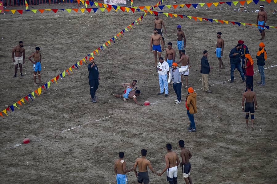 ದೆಹಲಿಯ ಸಿಂಘು ಗಡಿಯಲ್ಲಿ ರೈತರ ಪ್ರತಿಭಟನೆಯ ನಡುವೆ ಗುರುವಾರ ಕಬಡ್ಡಿ ಪಂದ್ಯ ನಡೆಯಿತು –ಪಿಟಿಐ ಚಿತ್ರ