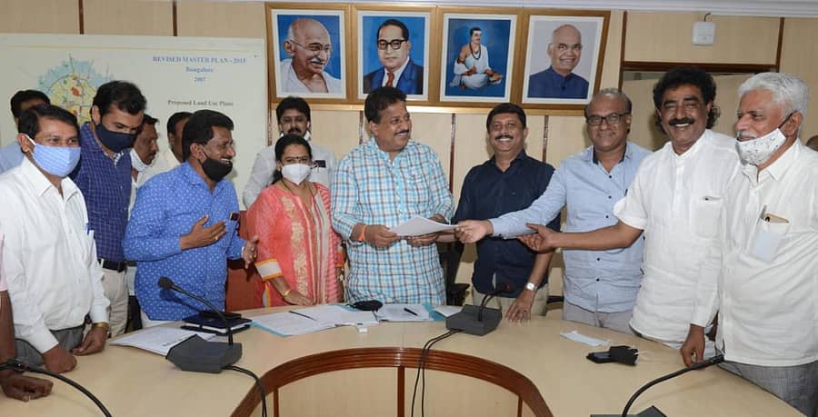 ಬಿಡಿಎ ಜಾಗದಲ್ಲಿ ಅನಧಿಕೃತವಾಗಿ ನಿರ್ಮಿಸಿರುವ ಮನೆಗಳ ಸಕ್ರಮಕ್ಕೆ ವಿಧಿಸುವ ಶುಲ್ಕವನ್ನು ಕಡಿಮೆ ಮಾಡಬೇಕೆಂದು ಒತ್ತಾಯಿಸಿ ಹೆಬ್ಬಾಳ ಶಾಸಕ ಬೈರತಿ ಸುರೇಶ್ ನೇತೃತ್ವದ ನಿಯೋಗವು ಬಿಡಿಎ ಅಧ್ಯಕ್ಷ ಎಸ್.ಆರ್.ವಿಶ್ವನಾಥ್ ಅವರಿಗೆ ಮನವಿ ಪತ್ರ ಸಲ್ಲಿಸಿತು. ಬಿಡಿಎ ಉಪಾಯುಕ್ತ ಶಿವರಾಜ್, ಕಾರ್ಯದರ್ಶಿ ವಾಸಂತಿ ಅಮರ್, ಪಾಲಿಕೆ ಮಾಜಿ ಸದಸ್ಯರಾದ ಆನಂದ್, ಅಬ್ದುಲ್ ವಾಜಿದ್ ಮತ್ತಿತರರು ಇದ್ದಾರೆ