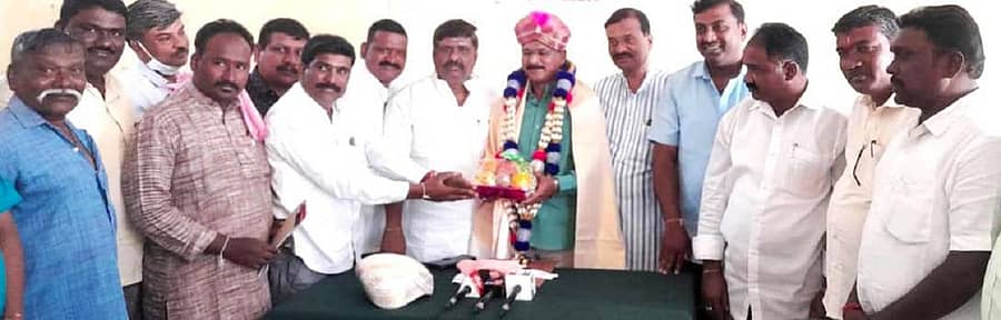 ಹಾವೇರಿ ನಗರದಲ್ಲಿ ಗುರುವಾರ ರಾಜ್ಯ ಸಫಾಯಿ ಕರ್ಮಚಾರಿಗಳ ಅಭಿವೃದ್ಧಿ ನಿಗಮದ ಅಧ್ಯಕ್ಷ ಎಚ್. ಹನುಮಂತಪ್ಪ ಅವರನ್ನು ವಿವಿಧ ಸಂಘಟನೆಗಳ ಮುಖಂಡರು ಸನ್ಮಾನಿಸಿದರು 