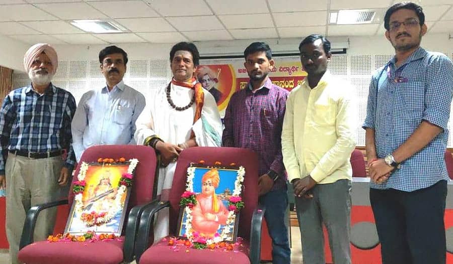 ಬೀದರ್‍ನ ಗುರುನಾನಕ ದೇವ ಎಂಜಿನಿಯರಿಂಗ್ ಕಾಲೇಜಿನಲ್ಲಿ ನಡೆದ ಸ್ವಾಮಿ ವಿವೇಕಾನಂದರ ಜಯಂತಿ ಕಾರ್ಯಕ್ರಮದಲ್ಲಿ ಕರ್ನಲ್ ಜಿ.ಕೆ. ಸಿಂಗ್, ರವೀಂದ್ರ ಎಕಲಾರಕರ್, ಡಾ. ರಾಜಶೇಖರ ಶಿವಾಚಾರ್ಯ, ರೇವಣಸಿದ್ದ ಜಾಡರ್, ವಿಕಾಸ ಚೋರಮಲ್ಲೆ, ಅರವಿಂದ ಸುಂದಾಳಕರ್ ಇದ್ದರು