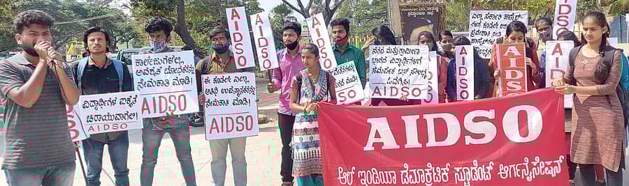 ಶೈಕ್ಷಣಿಕ ಸಾಲಿನಲ್ಲಾದರೂ ವಿದ್ಯಾರ್ಥಿಗಳ ಎಲ್ಲಾ ಸಮಸ್ಯೆ ಬಗೆಹರಿಸಬೇಕು ಎಂದು ರಾಜ್ಯ ಸರ್ಕಾರಕ್ಕೆ ಒತ್ತಾಯಿಸಿ ಎಐಡಿಎಸ್‌ಒ ಸಂಘಟನೆ ಪದಾಧಿಕಾರಿಗಳು ಚಿತ್ರದುರ್ಗದಲ್ಲಿ ಶುಕ್ರವಾರ ಪ್ರತಿಭಟನೆ ನಡೆಸಿದರು