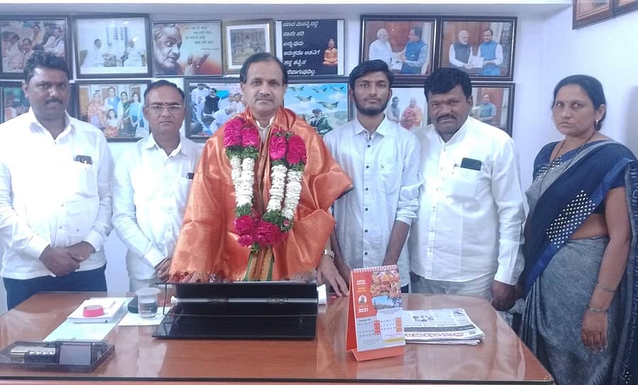 ಉಕ್ರೇನ್ನಲ್ಲಿ ಅಪಹರಣಕ್ಕೊಳಗಾಗಿ ಊರಿಗೆ ಮರಳಿದ ಔರಾದ್ ತಾಲ್ಲೂಕಿನ ಹುಲ್ಯಾಳ ತಾಂಡಾದ ವಿದ್ಯಾರ್ಥಿ ಅಜಯಕುಮಾರ ರಾಠೋಡ್ ಅವರ ಪಾಲಕರು ಹಾಗೂ ಸಂಬಂಧಿಕರು ಬೀದರ್ನಲ್ಲಿ ಶುಕ್ರವಾರ ಸಂಸದ ಭಗವಂತ ಖೂಬಾ ಅವರನ್ನು ಸನ್ಮಾನಿಸಿದರು