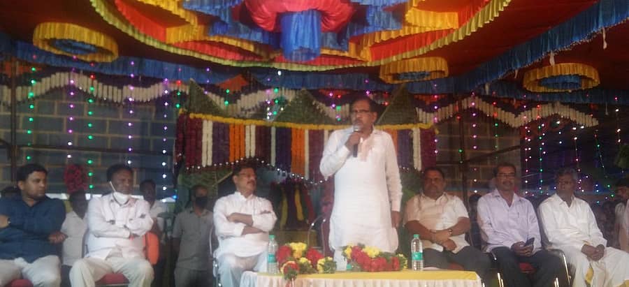 ಕೋಲಾರ ತಾಲ್ಲೂಕಿನ ವೇಮಗಲ್‌ನಲ್ಲಿ ಗುರುವಾರ ರಾತ್ರಿ ನಡೆದ ರೇಣುಕಾ ಯಲ್ಲಮ್ಮ ದೇವಾಲಯ ಪ್ರತಿಷ್ಠಾಪನಾ ಸಮಾರಂಭದಲ್ಲಿ ಕಾಂಗ್ರೆಸ್‌ ಶಾಸಕ ಡಾ.ಜಿ.ಪರಮೇಶ್ವರ್ ಮಾತನಾಡಿದರು.