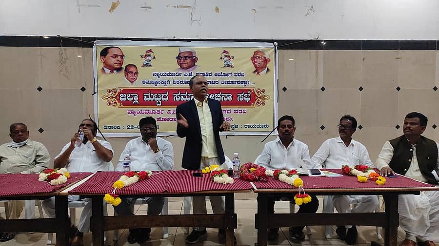 ನ್ಯಾ. ಸದಾಶಿವ ಆಯೋಗದ ವರದಿ ಜಾರಿಗಾಗಿ ಮತ್ತು ಮಾದಿಗ ವಿರಾಟ್‌ ಶಕ್ತಿಪ್ರದರ್ಶನಕ್ಕಾಗಿ ಆರಂಭವಾಗಿರುವ ‘ಮಾದಿಗರ ಚೈತನ್ಯ ರಥಯಾತ್ರೆ’ಯು ಶುಕ್ರವಾರ ರಾಯಚೂರಿಗೆ ತಲುಪಿದ ನಿಮಿತ್ತ ನಗರದ ನೃಪತುಂಗ ಹೋಟೆಲ್‌ ಸಭಾಂಗಣದಲ್ಲಿ ಏರ್ಪಡಿಸಿದ್ದ ಸಮಾರಂಭದಲ್ಲಿ ರಥಯಾತ್ರೆ ಮಹಾಸಂಚಾಲಕ ಹೆಣ್ಣೂರು ಲಕ್ಷ್ಮಿನಾರಾಯಣ ಮಾತನಾಡಿದರು