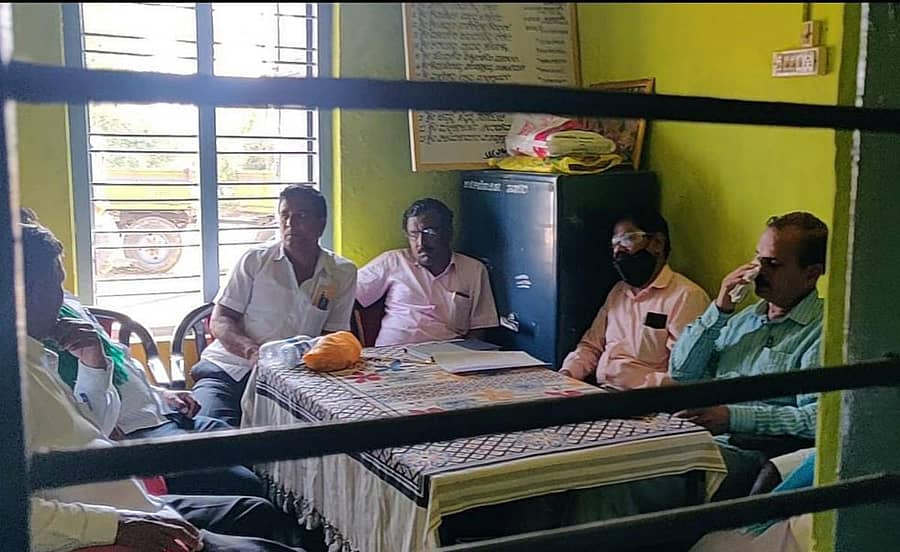 ಸಂಗೂರು ಸಕ್ಕರೆ ಕಾರ್ಖಾನೆ ಆಡಳಿತ ಮಂಡಳಿಯ ಸದಸ್ಯರು ಮತ್ತು ಅಧಿಕಾರಿಗಳನ್ನು ಕಚೇರಿಯಲ್ಲಿ ಕಾರ್ಮಿಕರು ಕೂಡಿ ಹಾಕಿರುವ ದೃಶ್ಯ