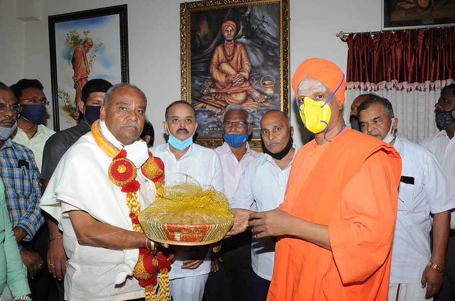 ಸಿದ್ದಲಿಂಗ ಸ್ವಾಮೀಜಿ ಅವರ ಆಶೀರ್ವಾದ ಪಡೆದ ಉಮೇಶ್ ಕತ್ತಿ