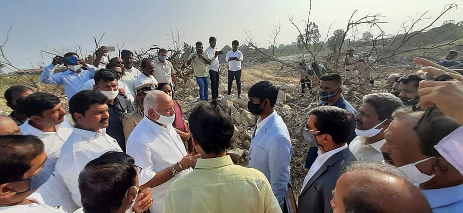 ಘಟನಾ ಸ್ಥಳದಲ್ಲಿ ಮುಖ್ಯಮಂತ್ರಿ ಬಿ.ಎಸ್‌.ಯಡಿಯೂರಪ್ಪ ಅವರು ಅಧಿಕಾರಿಗಳಿಂದ ಮಾಹಿತಿ ಪಡೆದರು.