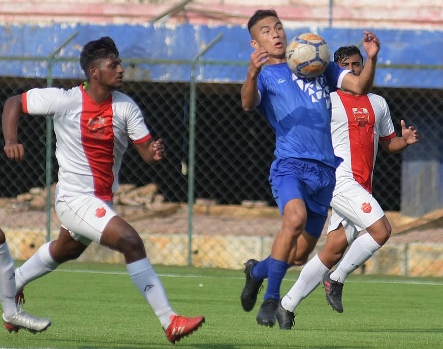 ಎಂಇಜಿ ತಂಡದ ಪರ ಗೋಲು ದಾಖಲಿಸಿದ ಶುಭಂ ರಾಣಾ (ನೀಲಿ ಪೋಷಾಕು)–ಪ್ರಜಾವಾಣಿ ಚಿತ್ರ/ಪುಷ್ಕರ್ ವಿ.