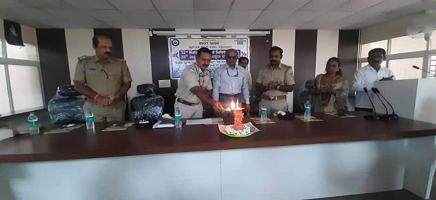 ರಸ್ತೆ ಸುರಕ್ಷತಾ ಸಪ್ತಾಹಕ್ಕೆ ಚಾಲನೆ ನೀಡಿದ ಆರ್ಟಿಒ ಅಧಿಕಾರಿಗಳು