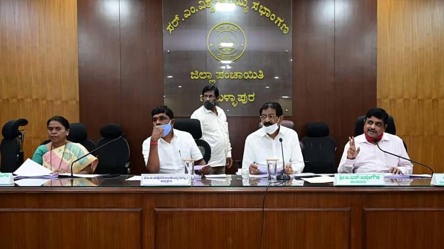 ಸಭೆಯಲ್ಲಿ ಭಾಗವಹಿಸಿದ್ದ ಸಂಸದ ಬಿ.ಎನ್.ಬಚ್ಚೇಗೌಡ, ಜಿ.ಪಂ ಅಧ್ಯಕ್ಷ ಮತ್ತು ಉಪಾಧ್ಯಕ್ಷರು