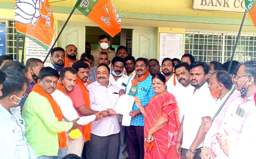 ಬಿಜೆಪಿ ಮುಖಂಡರು ಪೌರಾಯುಕ್ತ ರಮೇಶ್ ಎಸ್.ಸುಣಗಾರ್ ಅವರಿಗೆ ಮನವಿ ಸಲ್ಲಿಸಿದರು