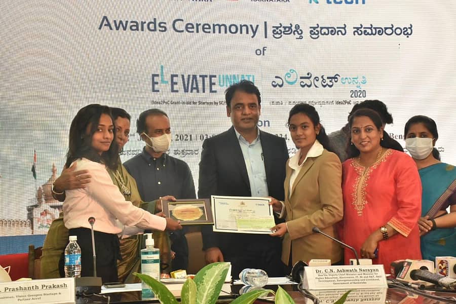 ಉಪಮುಖ್ಯಮಂತ್ರಿ ಡಾ.ಸಿ.ಎನ್.ಅಶ್ವತ್ಥನಾರಾಯಣ ನವೋದ್ಯಮಗಳಿಗೆ ನೆರವಿನ ಚೆಕ್ ವಿತರಿಸಿದರು