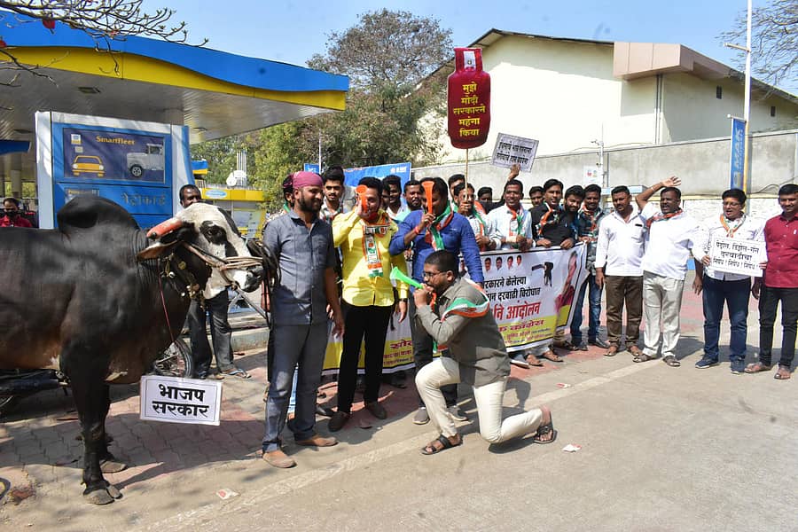 ತೈಲ ದರ ಏರಿಕೆ ವಿರೋಧಿಸಿ ಮಹಾರಾಷ್ಟ್ರದ ಸೋಲಾಪುರದಲ್ಲಿ ಯುವ ಕಾಂಗ್ರೆಸ್ ಕಾರ್ಯಕರ್ತರ ವಿನೂತನ ಪ್ರತಿಭಟನೆ (ಪಿಟಿಐ)
