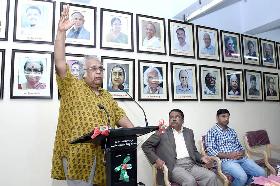 ಗುಲಬರ್ಗಾ ವಿಶ್ವವಿದ್ಯಾಲಯದ ಕನ್ನಡ ಅಧ್ಯಯನ ಸಂಸ್ಥೆಯಲ್ಲಿ ಶನಿವಾರ ಆಯೋಜಿಸಿದ್ದ ಪ್ರೊ.ಎಚ್.ಎಸ್. ಶಿವಪ್ರಕಾಶ್ ವಿಶೇಷ ಉಪನ್ಯಾಸ ನೀಡಿದರು