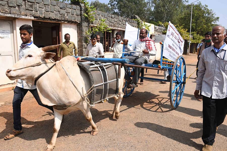 ಧಾರವಾಡದ ಎಸ್ಡಿಎಂ ಎಂಜಿನಿಯರಿಂಗ್ ಕಾಲೇಜಿನಲ್ಲಿ ಶನಿವಾರ ನಡೆದ ಸುಧಾರಿತ ನೊಗದ ಪ್ರಾತ್ಯಕ್ಷಿಕೆಯನ್ನು ಪ್ರಾಧ್ಯಾಪಕ ಡಾ. ಮೃತ್ಯುಂಜಯ ಕಪ್ಪಾಳಿ (ಬಲತುದಿ) ತೋರಿಸಿದರು