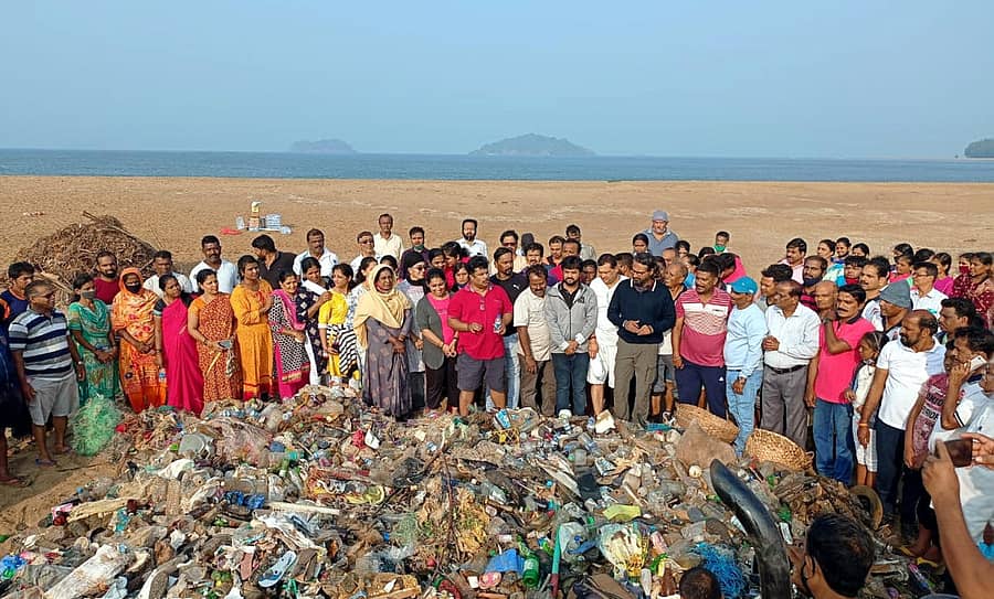 ಕಾರವಾರದ ‘ಪಹರೆ ವೇದಿಕೆ’ಯು ಆರು ವರ್ಷಗಳನ್ನು ಪೂರೈಸಿದ ಸಂದರ್ಭದಲ್ಲಿ ನಗರದ ಕಾಳಿ ನದಿ ಸಂಗಮದಲ್ಲಿ ಶನಿವಾರ ಹಮ್ಮಿಕೊಳ್ಳಲಾದ ಶ್ರಮದಾನದಲ್ಲಿ ಸಂಗ್ರಹಿಸಿದ ಕಸದ ರಾಶಿ