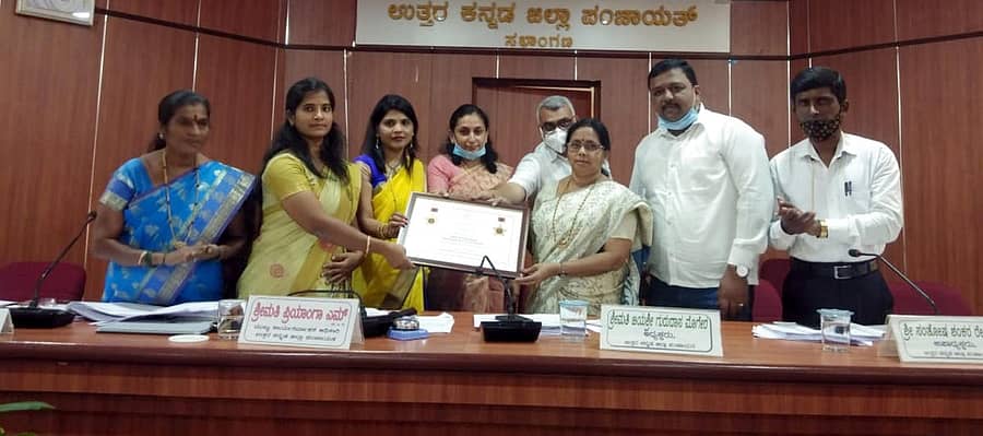 ‘ಕ್ಲಿನಿಕ್ ಇನ್ ಎ ಬ್ಯಾಕ್ಪ್ಯಾಕ್’ ಯೋಜನೆಗೆ ಪ್ರದಾನವಾದ ಪ್ರತಿಷ್ಠಿತ ‘ಸ್ಕಾಚ್’ ಪ್ರಶಸ್ತಿಯ ಪ್ರಮಾಣ ಪತ್ರವನ್ನು ಶುಕ್ರವಾರ ನಡೆದ ಜಿ.ಪಂ ಸಾಮಾನ್ಯ ಸಭೆಯಲ್ಲಿ ಪ್ರದರ್ಶಿಸಲಾಯಿತು. ಅಧ್ಯಕ್ಷೆ ಜಯಶ್ರೀ ಮೊಗೇರ, ಸಿ.ಇ.ಒ ಎಂ.ಪ್ರಿಯಾಂಗಾ, ಮುಖ್ಯ ಲೆಕ್ಕಾಧಿಕಾರಿ ಡಾ.ಸಂಗೀತಾ ಭಟ್, ಜಿಲ್ಲಾ ಆರೋಗ್ಯಾಧಿಕಾರಿ ಡಾ.ಶರದ್ ನಾಯಕ ಹಾಗೂ ಪ್ರಮುಖರಿದ್ದಾರೆ.