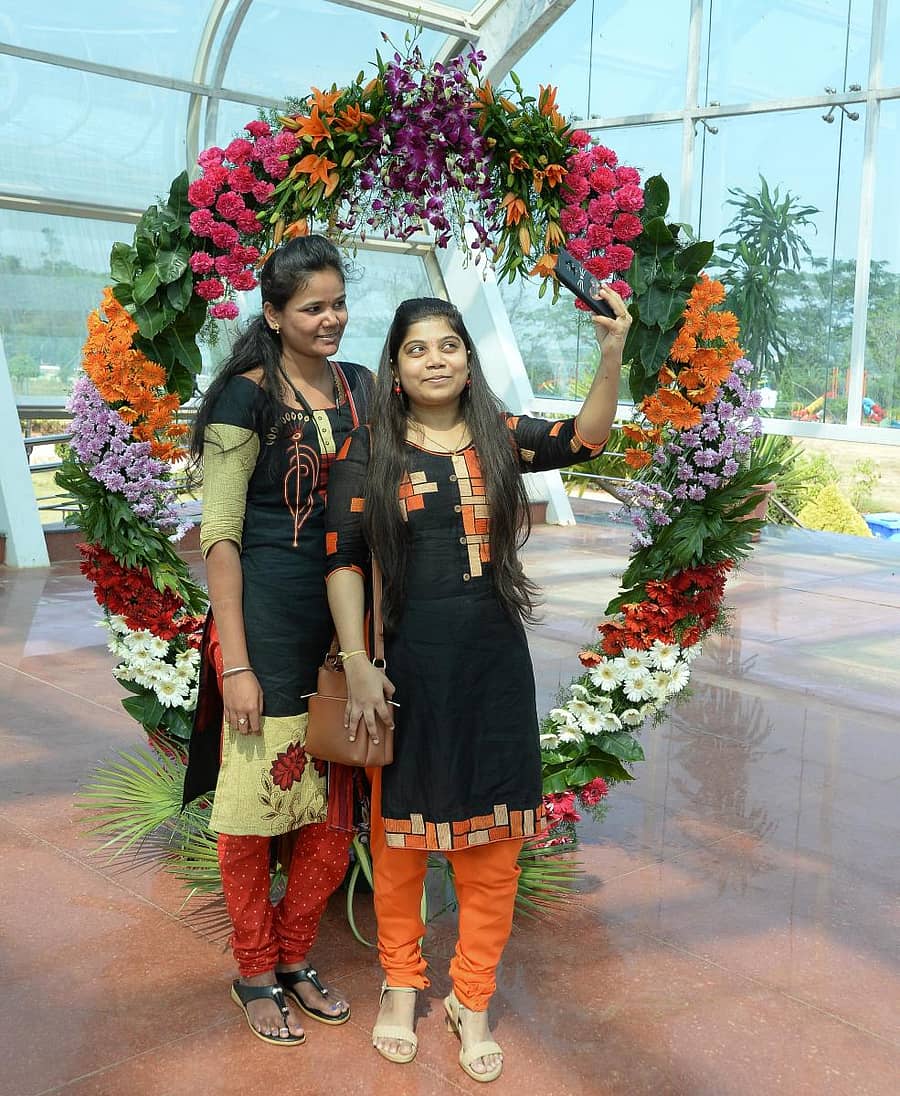 ಗಣರಾಜ್ಯೋತ್ಸವದ ಅಂಗವಾಗಿ ದಾವಣಗೆರೆಯ ಗಾಜಿನ ಮನೆಯಲ್ಲಿ ತೋಟಗಾರಿಕೆ ಇಲಾಖೆ ಆಯೋಜಿಸಿರುವ ಪುಷ್ಪ ಪ್ರದರ್ಶನದಲ್ಲಿ ಫೋಟೊ ಫ್ರೇಮ್‌ನಲ್ಲಿ ಯುವತಿಯರು ಸೆಲ್ಫಿ ಕ್ಲಿಕ್ಕಿಸಿಕೊಂಡರು –ಪ್ರಜಾವಾಣಿ ಚಿತ್ರ/ ಸತೀಶ ಬಡಿಗೇರ್
