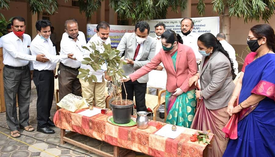 ಹೊಸಪೇಟೆಯಲ್ಲಿ ಶನಿವಾರ ಏರ್ಪಡಿಸಿದ್ದ ಕಾರ್ಯಕ್ರಮವನ್ನು ಪ್ರಧಾನ ಸಿವಿಲ್ ನ್ಯಾಯಾಧೀಶ ಆನಂದ್ ಎಸ್. ಕರಿಯಮ್ಮನವರ್ ಹಾಗೂ ಇತರೆ ಗಣ್ಯರು ಸಸಿಗೆ ನೀರೆರೆದು ಚಾಲನೆ ನೀಡಿದರು