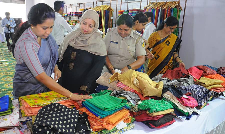 ವಿಜಯಪುರದ ತನಿಷ್ಕಾ ಚಿನ್ನಾಭರಣ ಮಳಿಗೆಯಲ್ಲಿ ಶನಿವಾರದಿಂದ ಆರಂಭವಾದ ‘ತನೈರಾ’ ಕರಕುಶಲ ಸೀರೆಗಳ ಪ್ರದರ್ಶನ ಹಾಗೂ ಮಾರಾಟ ಮೇಳಕ್ಕೆ ತಹಶೀಲ್ದಾರ್ ಮೋಹನ ಕುಮಾರಿ ಚಾಲನೆ ನೀಡಿ, ವೀಕ್ಷಿಸಿದರು –ಪ್ರಜಾವಾಣಿ ಚಿತ್ರ