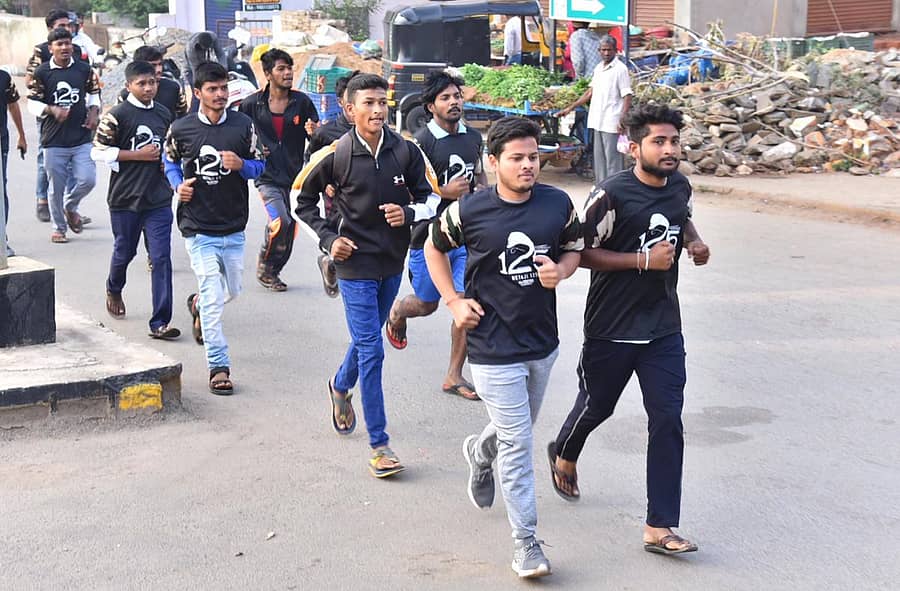 ಹಾವೇರಿ ನಗರದಲ್ಲಿ ಯುವ ಬ್ರಿಗೇಡ್ ಸದಸ್ಯರು ‘ಜೈ ಹಿಂದ್ ರನ್’ ಹೆಸರಿನಲ್ಲಿ ಹಾಫ್ ಮ್ಯಾರಥಾನ್ನಲ್ಲಿ ಪಾಲ್ಗೊಂಡಿದ್ದರು