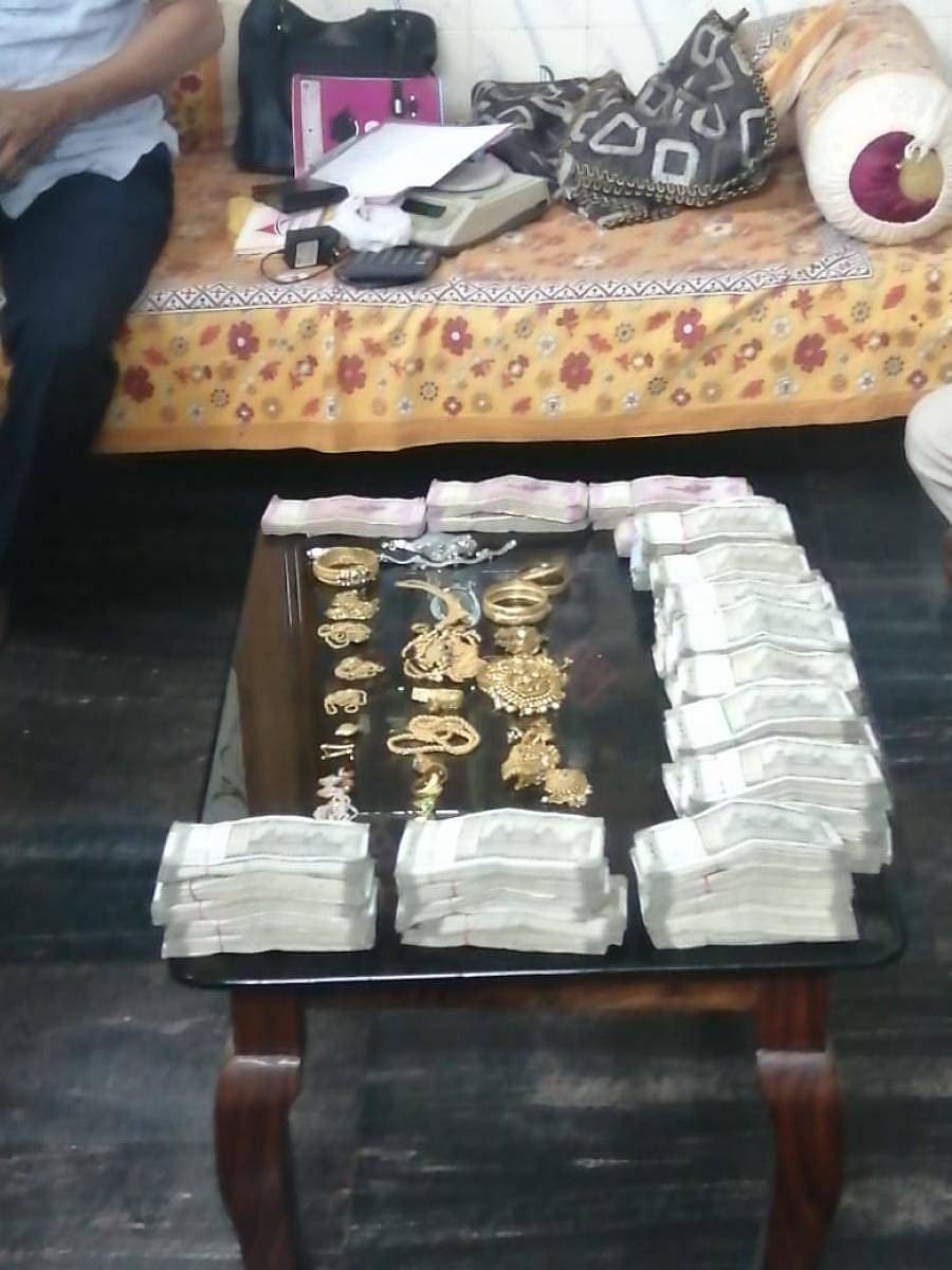 ಆಂಜನಪ್ಪ ಅವರ ಮನೆಯಲ್ಲಿ ದೊರೆತ ನಗದು ಮತ್ತು ಚಿನ್ನದ ಆಭರಣಗಳು