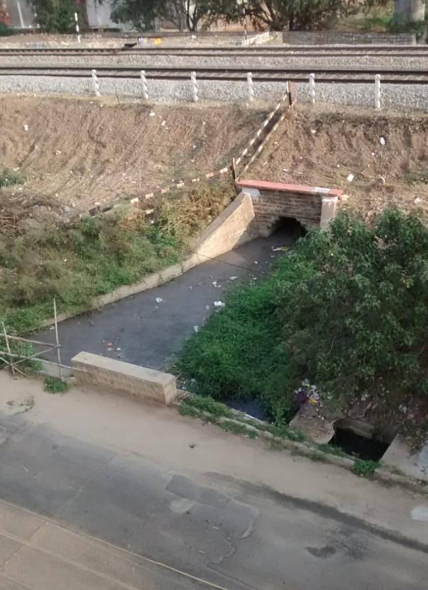 ಕಾಮಗಾರಿ ಸ್ಥಗಿತಗೊಂಡಿರುವುದರಿಂದ ಬೈಯಪ್ಪನಹಳ್ಳಿ ರೈಲ್ವೆ ಹಳಿ ಬಳಿ ಕೊಳಚೆ ನೀರು ಸಂಗ್ರಹವಾಗಿರುವುದು