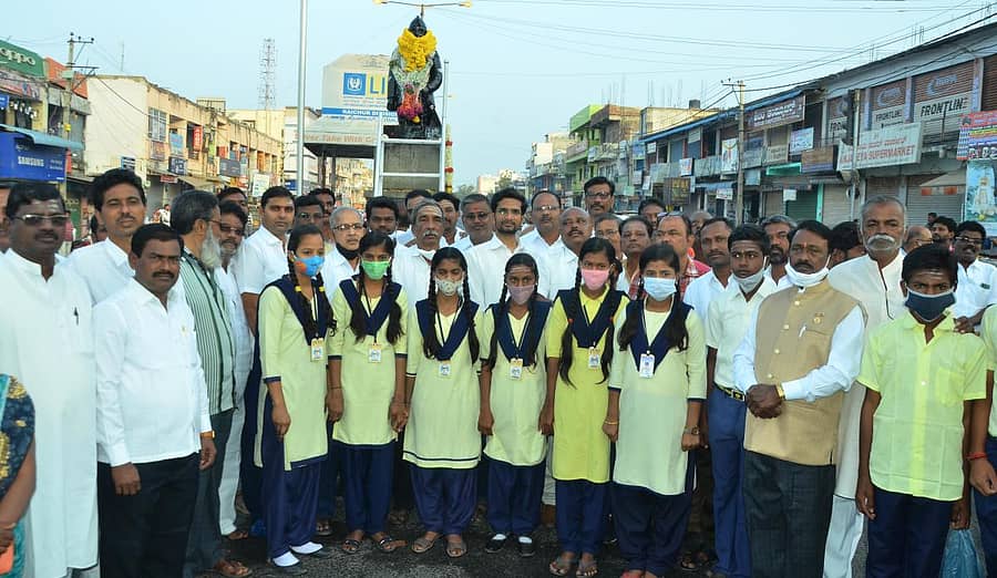 ಯಾದಗಿರಿಯ ಸುಭಾಷ್ ವೃತ್ತದಲ್ಲಿ ನೇತಾಜಿ 125ನೇ ಜನ್ಮದಿನ ಆಚರಣೆ ಮಾಡಲಾಯಿತು. ಶಾಸಕ ವೆಂಕಟರೆಡ್ಡಿ ಮುದ್ನಾಳ ನೇತಾಜಿ ಪುತ್ಥಳಿಗೆ ಮಾಲಾರ್ಪಣೆ ಮಾಡಿದರು. ಮುಖಂಡರು ಮತ್ತು ವಿದ್ಯಾರ್ಥಿಗಳು ಇದ್ದಾರೆ