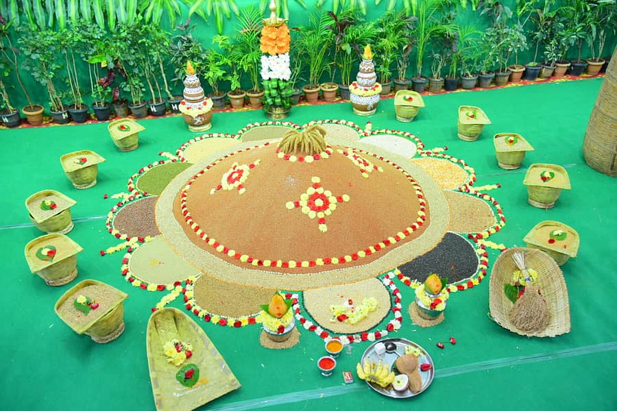 ವೇದಿಕೆ ಮುಂಭಾಗ ಧಾನ್ಯಗಳಿಂದ ರಚಿಸಿದ್ದ ಆಕರ್ಷಕ ರಂಗೋಲಿ