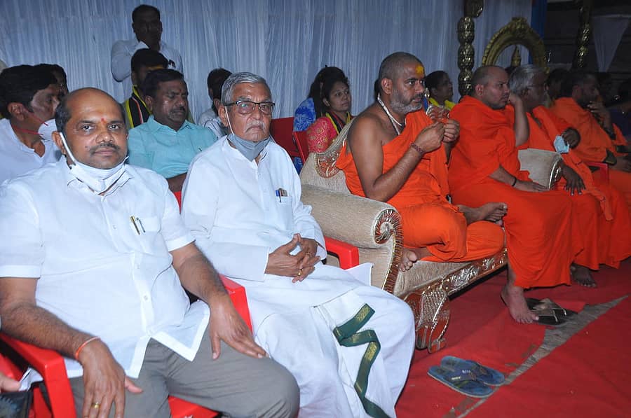 ಚಿತ್ರದುರ್ಗದಲ್ಲಿ ನಡೆದ ಜನಜಾಗೃತಿ ಸಭೆಯಲ್ಲಿ ಜೆಡಿಎಸ್ ನಾಯಕ ಬಂಡೆಪ್ಪ ಕಾಶಂಪುರ, ಎಸ್ಟಿ ಮೀಸಲಾತಿ ಹೋರಾಟ ಸಮಿತಿ ಅಧ್ಯಕ್ಷ ವಿರೂಪಾಕ್ಷಪ್ಪ, ಕನಕ ಗುರುಪೀಠದ ನಿರಂಜನಾನಂದಪುರಿ ಸ್ವಾಮೀಜಿ, ಈಶ್ವರಾನಂದಪುರಿ ಸ್ವಾಮೀಜಿ ಪಾಲ್ಗೊಂಡಿದ್ದರು.