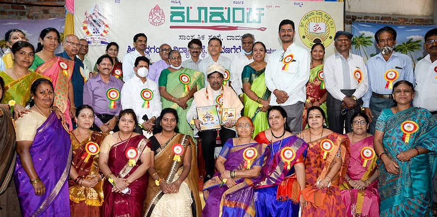 ದಾವಣಗೆರೆಯ ಸಿದ್ದಗಂಗಾ ಶಾಲೆಯಲ್ಲಿ ಕಲಾಕುಂಚ ಸಾಂಸ್ಕೃತಿಕ ಸಂಸ್ಥೆ ಆಯೋಜಿಸಿದ್ದ ಸಂಕ್ರಾಂತಿ ಕವಿಗೋಷ್ಠಿ ಕಾರ್ಯಕ್ರಮದಲ್ಲಿ ಕುವೆಂಪು ವಿಶ್ವವಿದ್ಯಾಲಯದ ಕುಲಪತಿ ಪ್ರೊ. ಬಿ ಪಿ ವೀರಭದ್ರಪ್ಪ ಅವರನ್ನು ಸನ್ಮಾನಿಸಲಾಯಿತು. ಸಾಲಿಗ್ರಾಮ ಗಣೇಶ್ ಶೆಣೈ, ಸಿದ್ದಗಂಗಾ ಶಾಲೆಯ ಮುಖ್ಯಸ್ಥೆ ಜಸ್ಟೀನ್ ಡಿಸೌಜಾ, ಹಿರಿಯ ಸಾಹಿತಿ ಯರ್ರಿಸ್ವಾಮಿ ಅವರೂ ಇದ್ದರು.