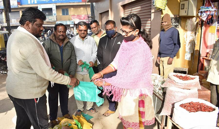 ನಗರಸಭೆ ಅಧ್ಯಕ್ಷೆ ಶ್ವೇತಾ ಅವರು ಕೋಲಾರದಲ್ಲಿ ಭಾನುವಾರ ನಗರ ಪ್ರದಕ್ಷಿಣೆ ವೇಳೆ ಅಂಗಡಿಗಳಲ್ಲಿ ಪ್ಲಾಸ್ಟಿಕ್ ಕವರ್ ಬಳಕೆ ಬಗ್ಗೆ ಪರಿಶೀಲನೆ ಮಾಡಿದರು.