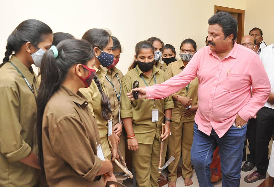 ಕೃಷಿ ಸಚಿವ ಬಿ.ಸಿ.ಪಾಟೀಲ ಅವರು ಕೃಷಿ ಕಾಲೇಜಿನ ವಿದ್ಯಾರ್ಥಿನಿಯರೊಂದಿಗೆ ಮಾತುಕತೆ ನಡೆಸಿದರು